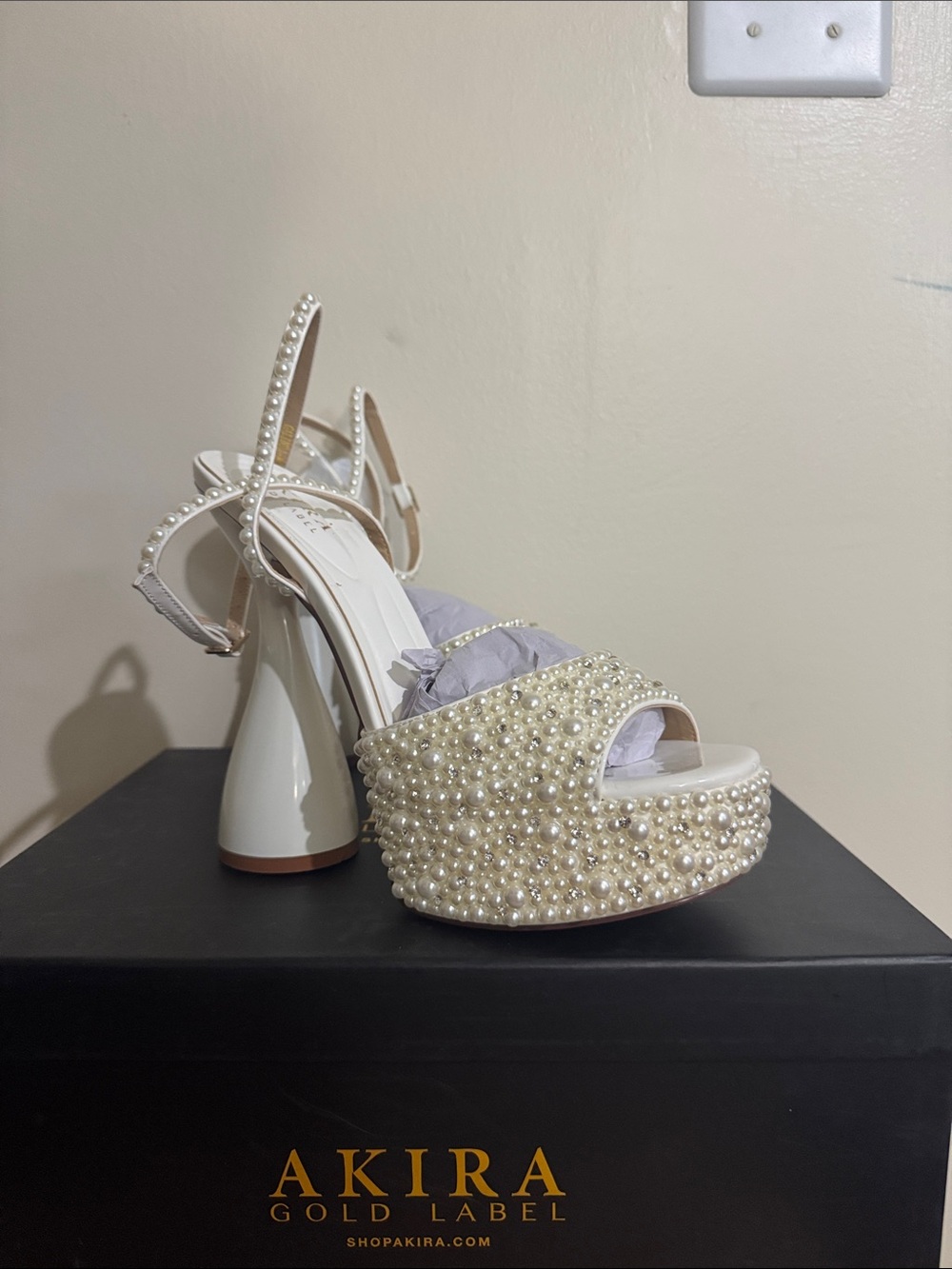 AKIRA AKIRA GOLD GALINDA WHITE PEARL CHUNKY SANDAL Size 8.58.5
